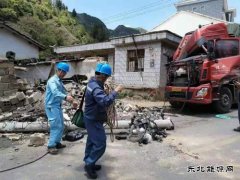 大车撞断电杆：会泽供电局及时组织人员抢修复电