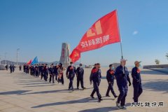 航锦科技公司开展班组长“健康徒步行”活动