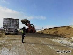 阿勒泰执法支队哈巴河执法大队：严寒中指挥交通，保障行车安全
