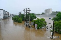 江西婺源：遭强降雨袭击 供电部门迅速组织抢修复电
